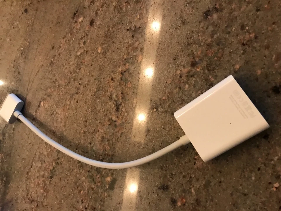 Apple 30-pin to VGA Adapter Cable A1368 pre owned - Image 4 of 4