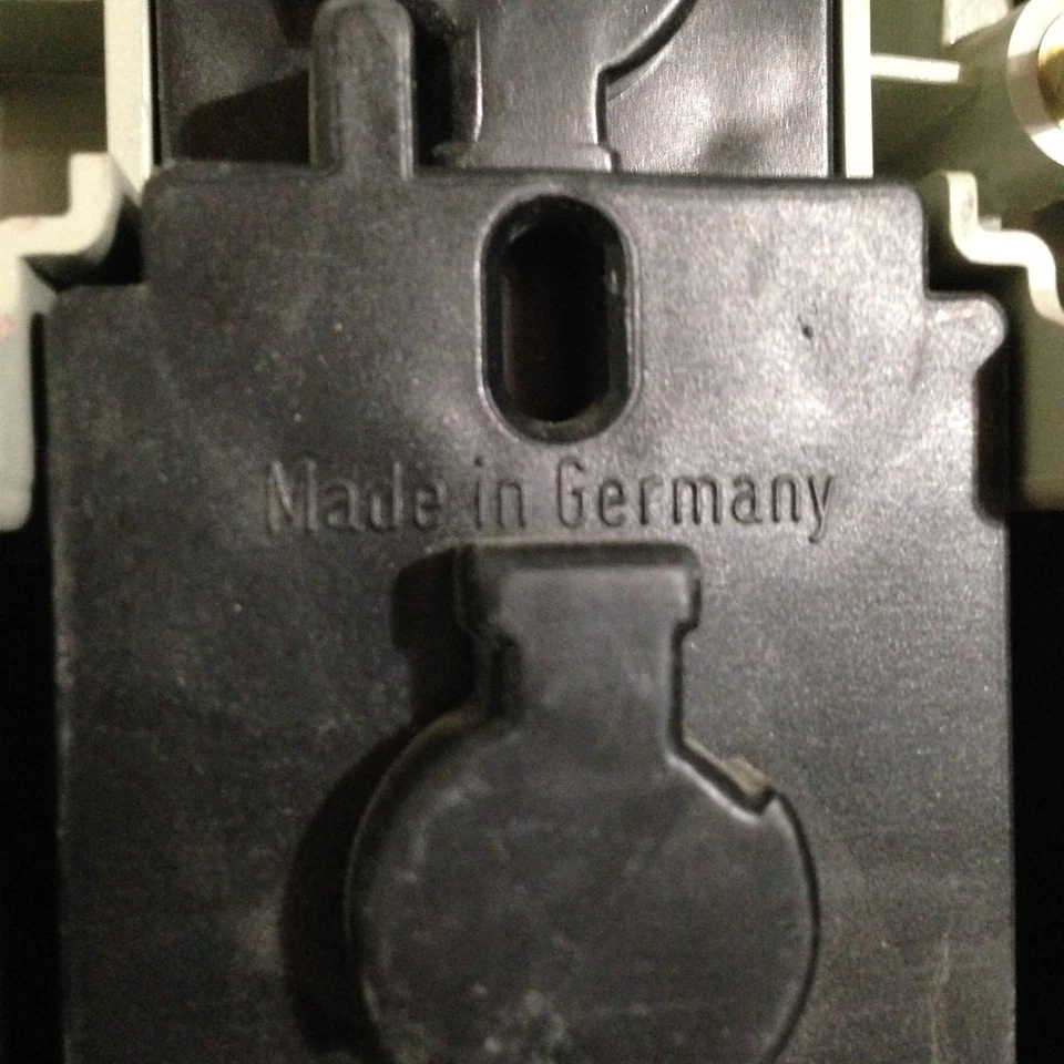 1997-1998 Volvo S90 V90 Left DRIVER Side Tail Light Assembly 91269621 OEM Shiny - Image 4 of 4