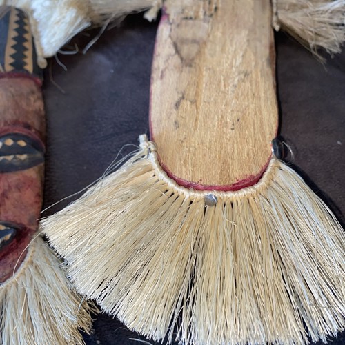Máscara colgante de pared tallada a mano pintada con adornos de hierba juego de arte africano de 12"/2 - Imagen 8 de 10