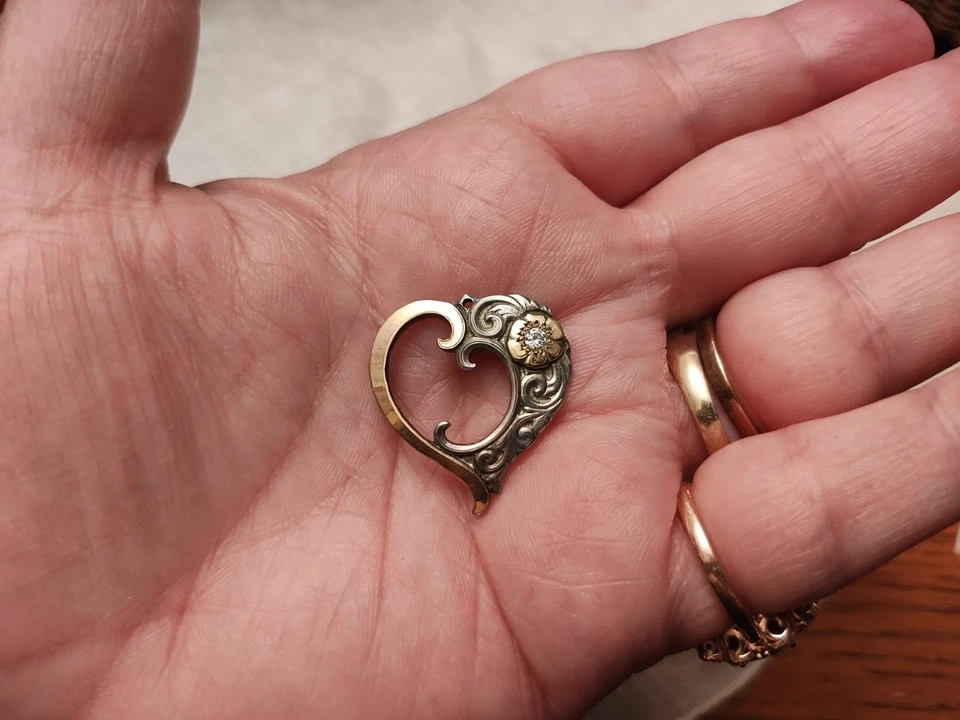 Colgante GT 1/10 Oro 14kt Relleno y Corazón Abierto Esterlina Art Deco Flor Piedra Foto 2 de 4