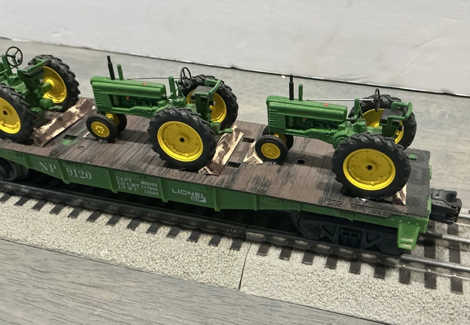 Coche plano Lionel 40' con cargas de tractor ERTL JOHN DEERE “B” - calibre O Foto 3 de 4