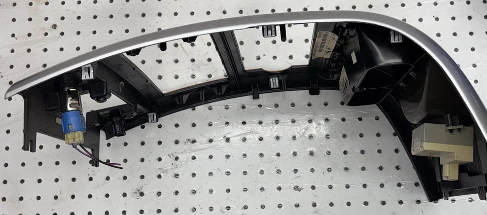 2007-2009 Chrysler Aspen Heat Climate Temperature Control Radio Bezel N0402 DG - Image 3 of 4