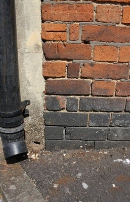 Foto 6x4 Benchmark auf Falcon Store, Syston Street West Leicester Ordnanc c2017
