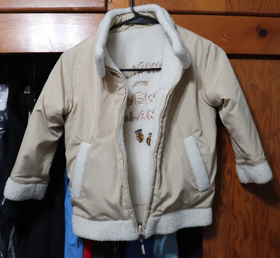 Chaqueta Reversible Camping New Balance Beige Blanco Juvenil Pequeña Importación 120cm 5-6 Foto 3 de 4