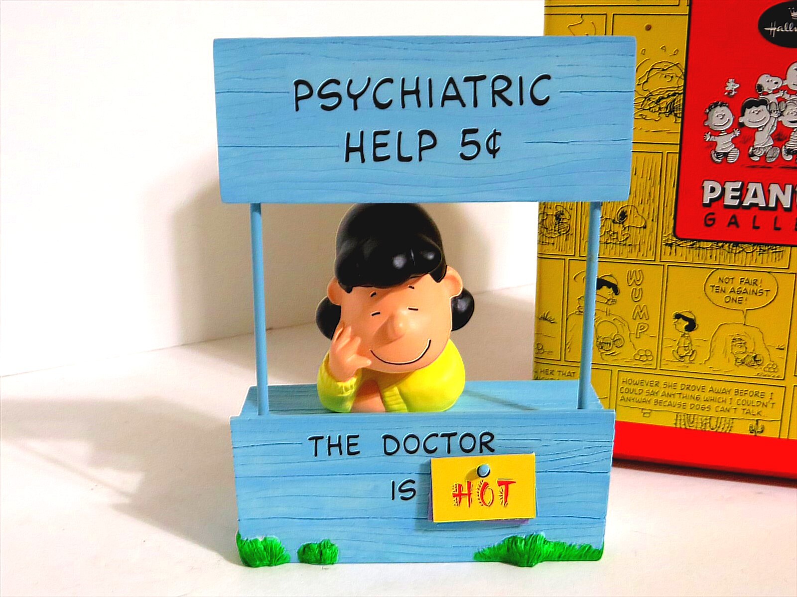 SNOOPY and Charlie Brown Hallmark Gallery Figurine Lucy 2000 Peanuts Collectible