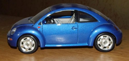 Burago 1:18 VW New Beetle (1998) blu - Foto 1 di 5