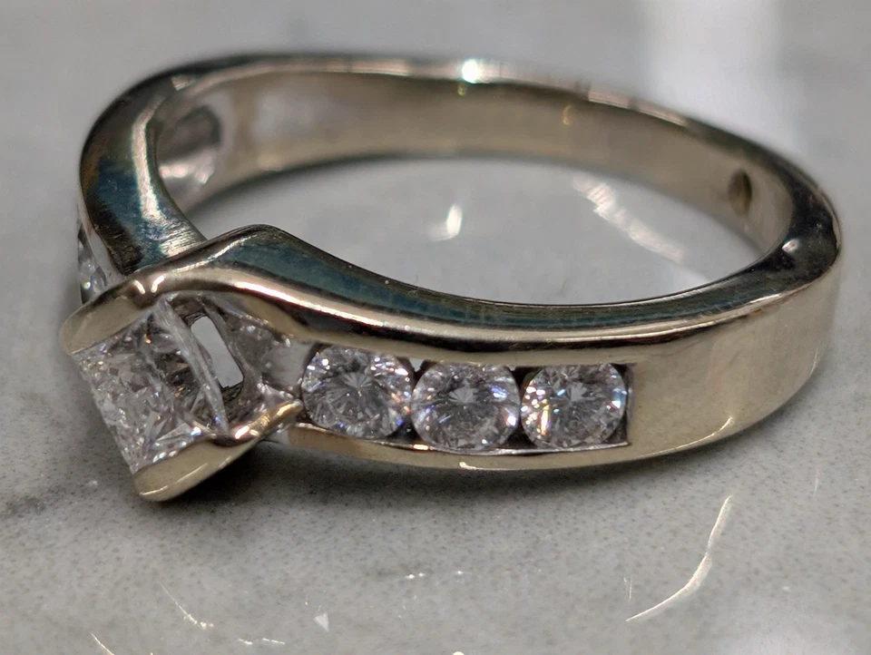 Anillo de princesa/corte redondo de diamantes de 0,85 quilates de oro amarillo de 14 quilates para dama Foto 3 de 4