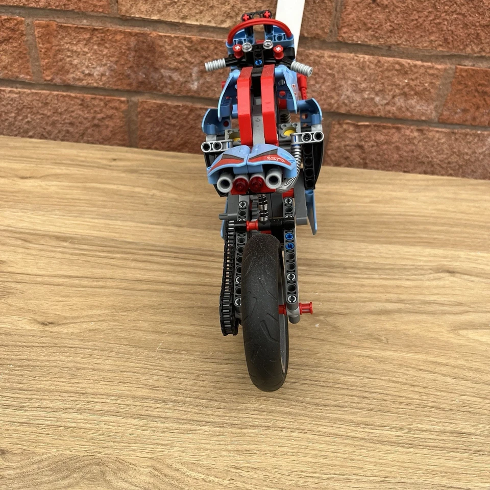LEGO Technic 42036 Street Motorcycle, photo 4 of 4