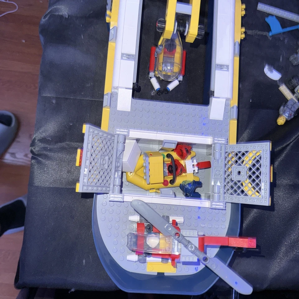 LEGO City: Ocean Exploration Ship (60266) - Image 4 of 4