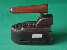 ANTICO FERRO DA STIRO GHISA MANICO LEGNO A CARBONE O. RUGER FILS PARIS. DG39