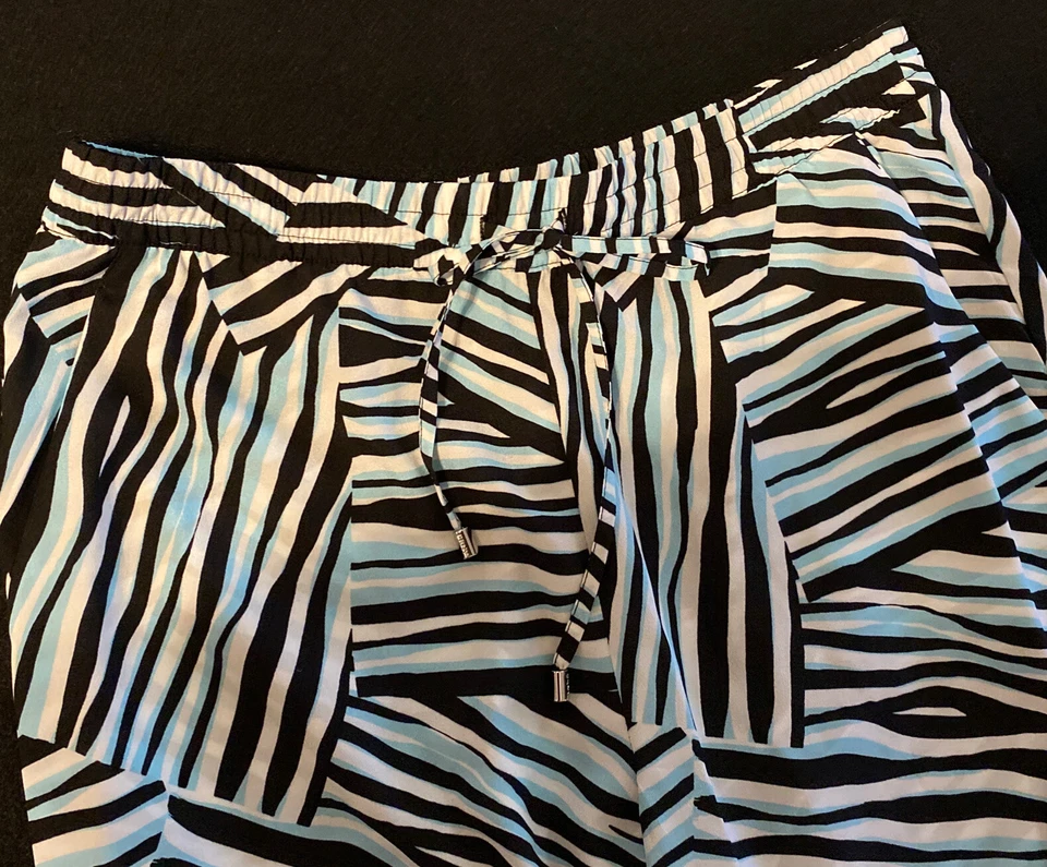 Pantalones de Natación DKNY, Talla MEDIANA Negro/Blanco/Azul Claro $89 Foto 2 de 4