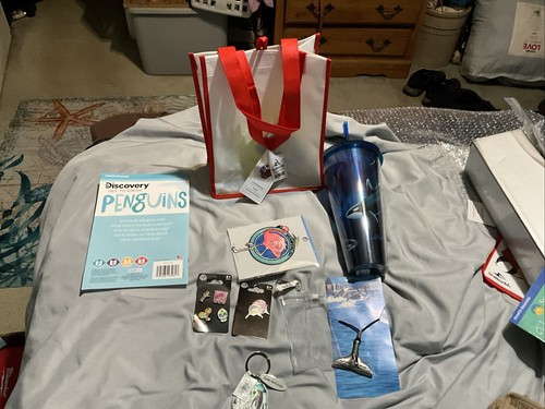 SEAWORLD REUSABLE BAG,BUNDLE NECKLACE, SHIRT PINS, KEYCHAIN, POUCH,PLUS MORE NEW - Picture 8 of 24