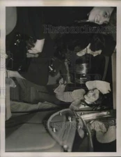 1940 Press Photo J Federica Bldg in NYC, Miss Frances Baker, door attendent