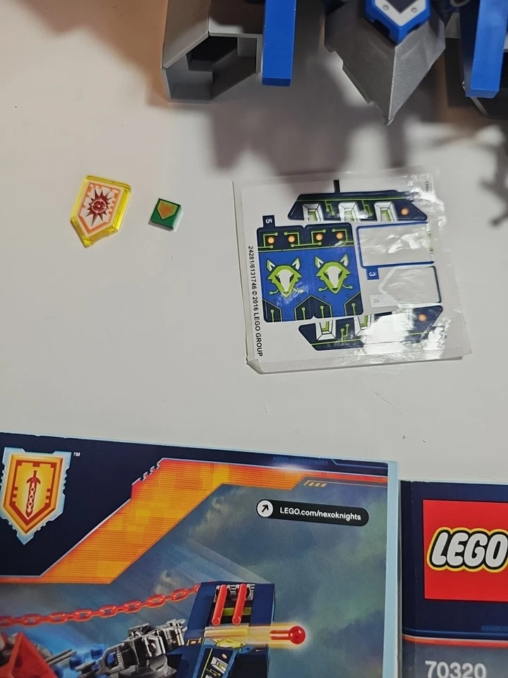 LEGO NEXO KNIGHTS - AARON FOX’S AERO-STRIKER V2 (70320) USED 100% COMPLETE - Image 4 of 4