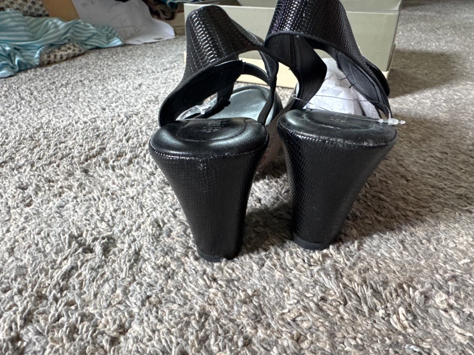 Patrizia Womens Patent Leather Sandals Comfort Shoes Size 9.5 u - Image 3 of 3