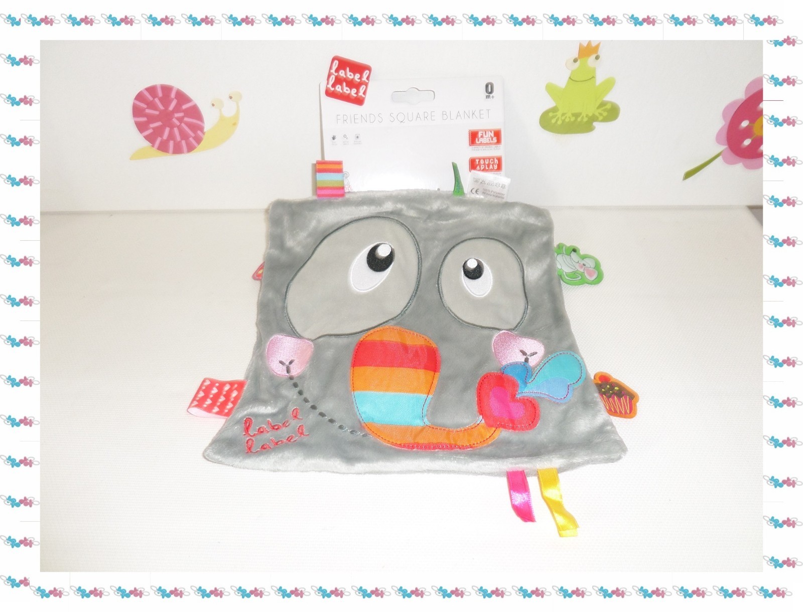 Doudou plat éléphant gris pour apaiser bébé avec étiquettes sensorielles