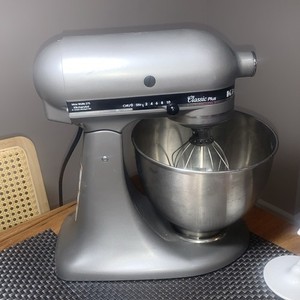 KITCHENAID MIXER W/ATTACHMENTS (P14024068)