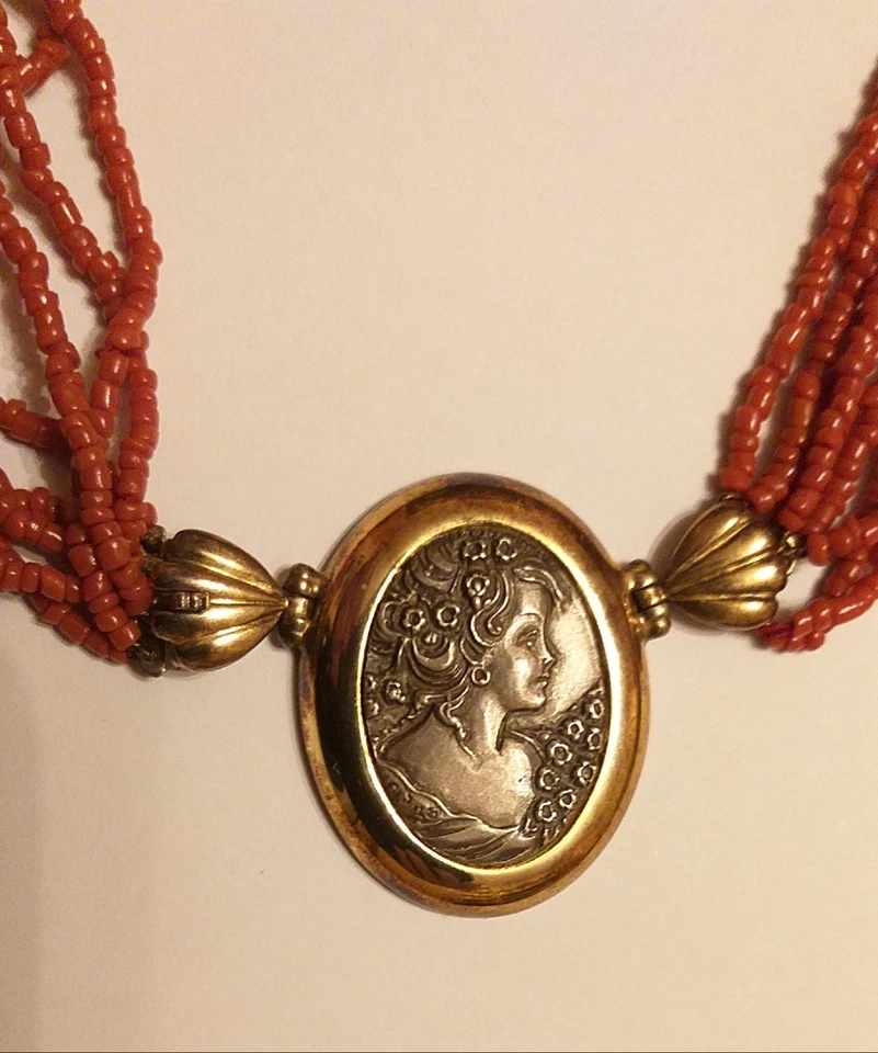 COLLANA D'EPOCA CORALLO ROSSO MULTIFILO E CHIUSURA CAMMEO IN ARGENTO - Immagine 2 di 2