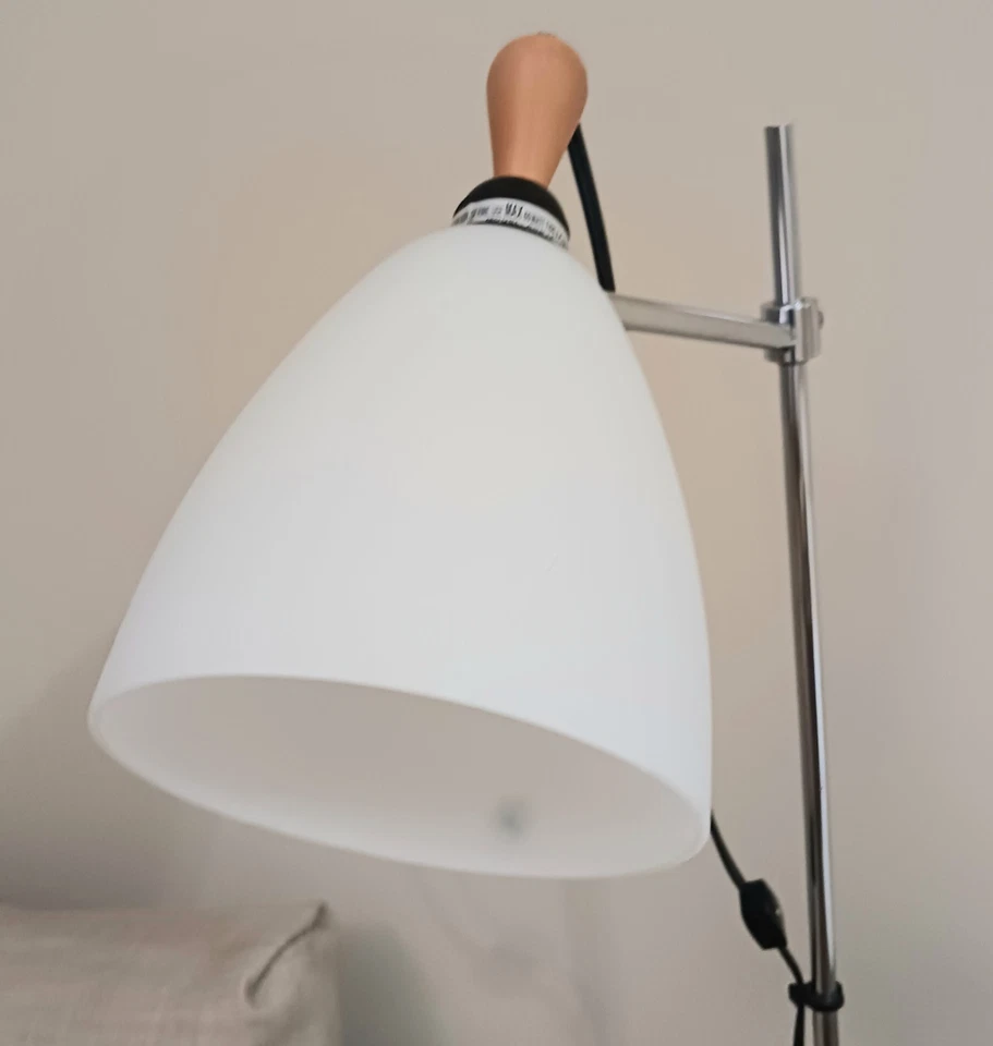 Lámpara de pie/lectura IKEA ACKJA con pantalla de vidrio blanco ajustable 51,5" de altura Foto 2 de 4