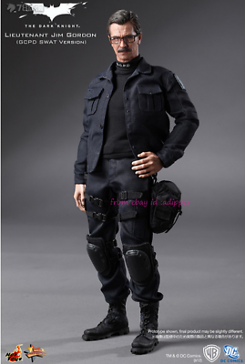 Hot Toys Mms182 1/6 The Dark Knight: Lt. Jim Gordon Figurine Hot Toys Mms182 1/6 The Dark Knight: Lt. Jim Gordon Figurine