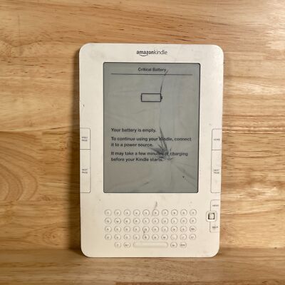 Lector de libros electrónicos para repuestos  Kindle D00511 blanco  2da generación 2 GB pantalla 6 pulgadas