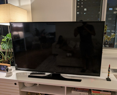 Samsung 55in LED 4K Smart TV 120Hz Flat Screen Black (working but repair needed)