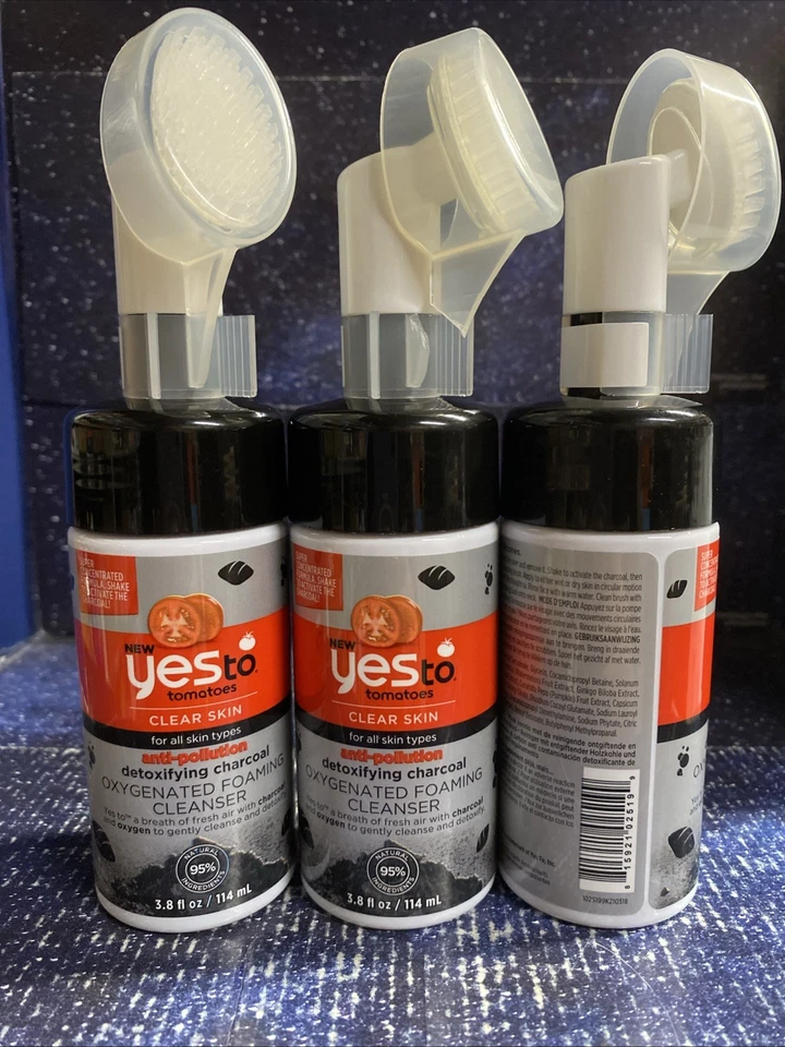 Limpiador en espuma oxigenada con carbón anticontaminación Yes To Tomates 3,8 oz ea Foto 3 de 4