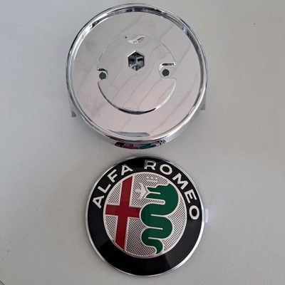 Alfa Romeo Giulietta Emblem Logo vorne mit Halterung Original
