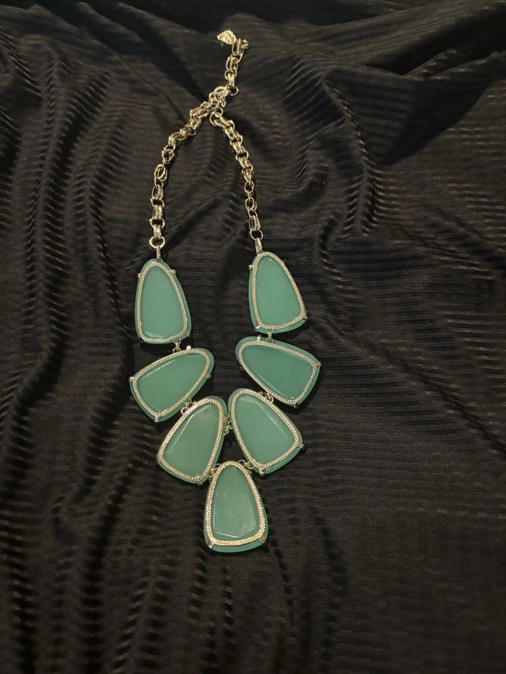Collar Kendra Scott Harlow Calcedonia Verde Tono Dorado Distintivo Babero Grueso Foto 2 de 2