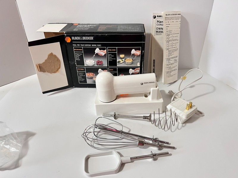 1987 Black & Decker  Handy Mixer Cordless Beater Model 9210 New in Open Box
