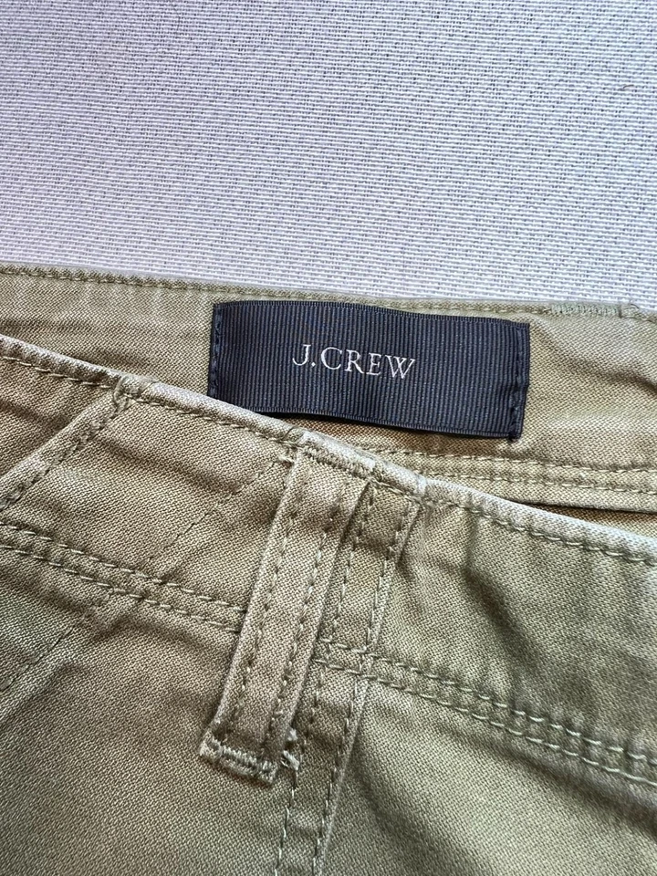 J. Calça de tornozelo Crew feminina cargo exército elástica tamanho 8 bolsos verde oliva - Imagem 3 de 4