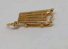 Ancien pendentif breloque charm en plaqué or Luge  Stock Ancien