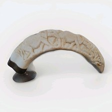 Zanna di facocero elefanti intagliati a mano vintage su supporto in rame XIX secolo Zimbabwe