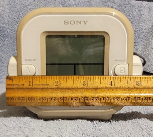 Reloj despertador Sony Dream Machine radio AM/FM vintage ICF-C180Q muy bonito - funciona - Imagen 8 de 10