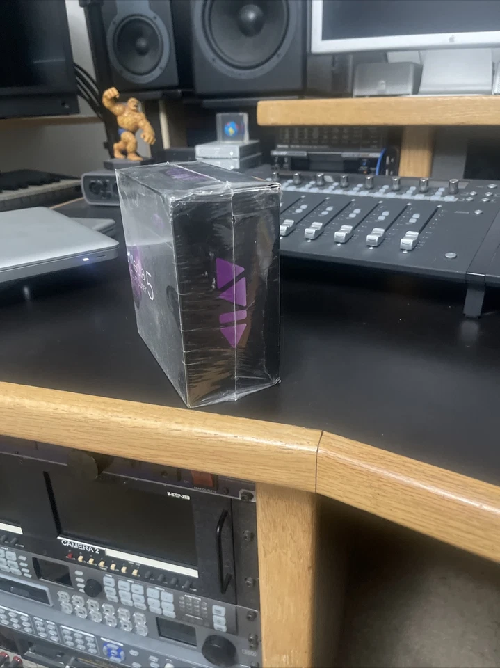 SOFTWARE Avid Media Composer 5 Up Grade Kit New Unopened - Image 2 of 4