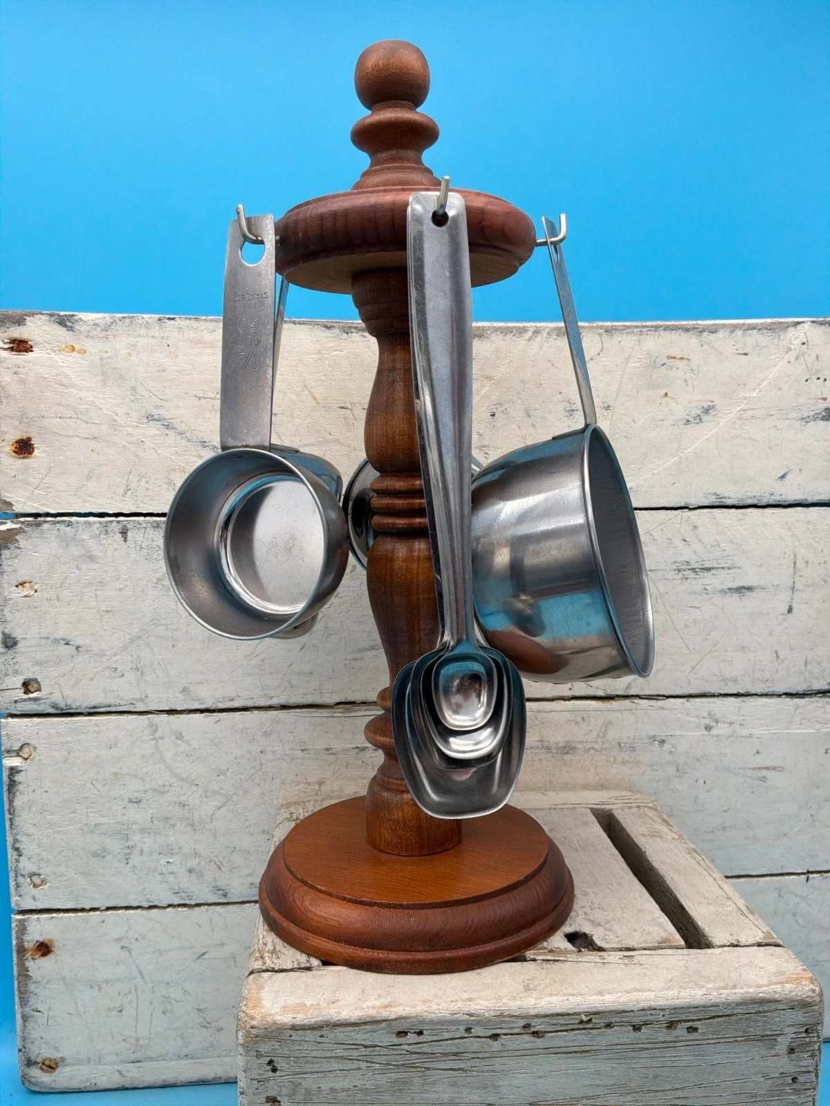 Vtg Wooden Measures Cup Stand w/Stainless Measures Cups/Spoons