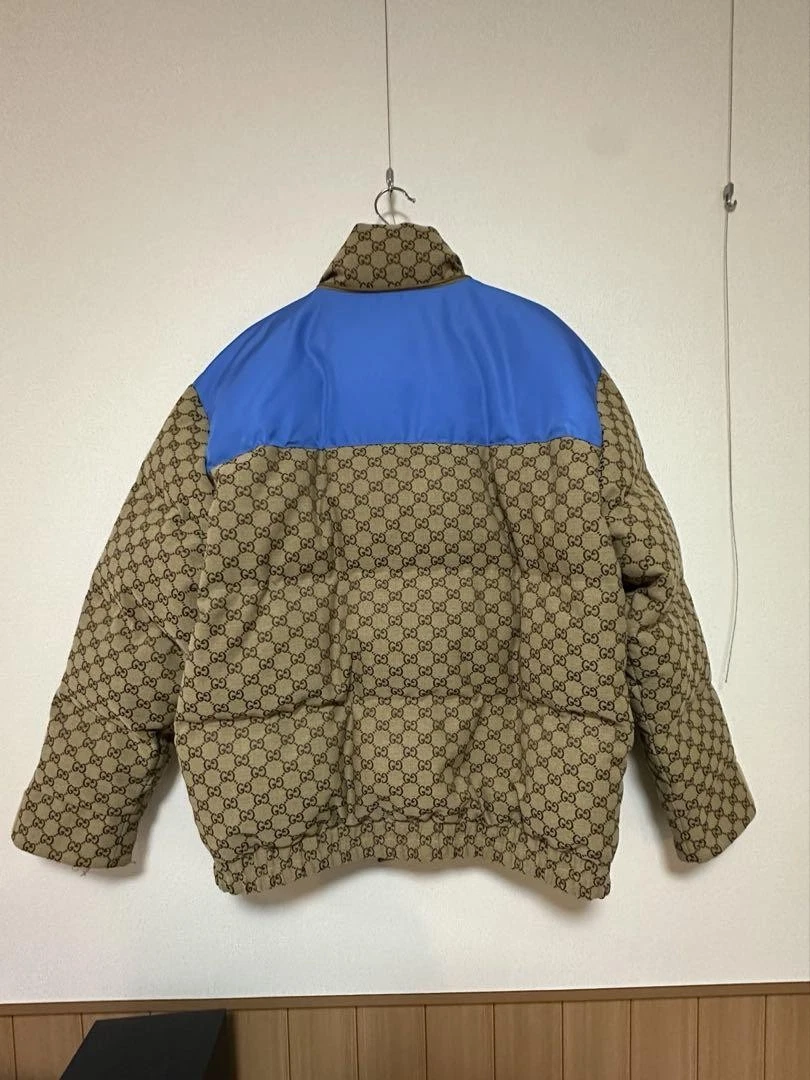 Piumino Gucci modello Gg con cappuccio