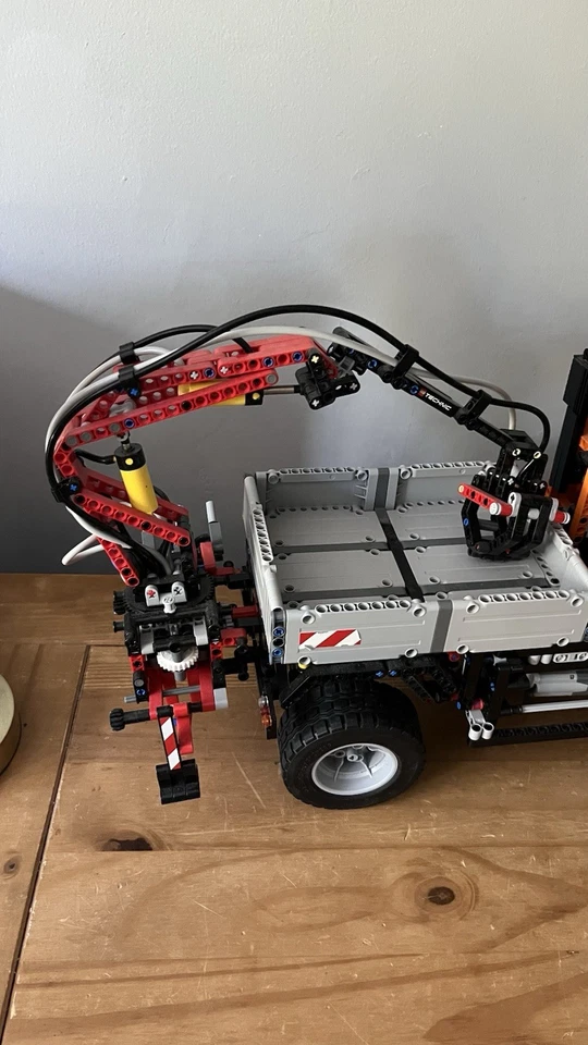LEGO Technic 8110 Mercedes-Benz Unimog U400, photo 4 of 5