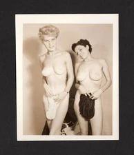 EXOTIC BRUNETTE BLONDE C1950 RISQUE TOPLESS HOLDING PANTIES BUNNY YEAGER PHOTO