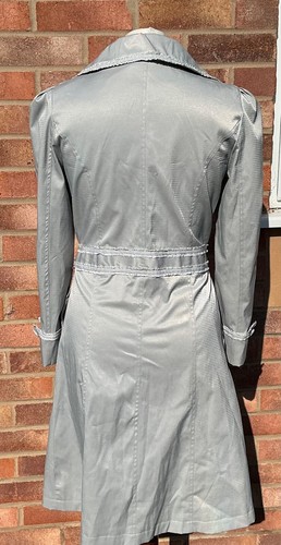 Darling, ribete de volantes plateado/gris, forrado mac/trinchera talla S~Reino Unido 8-10 - Imagen 8 de 8