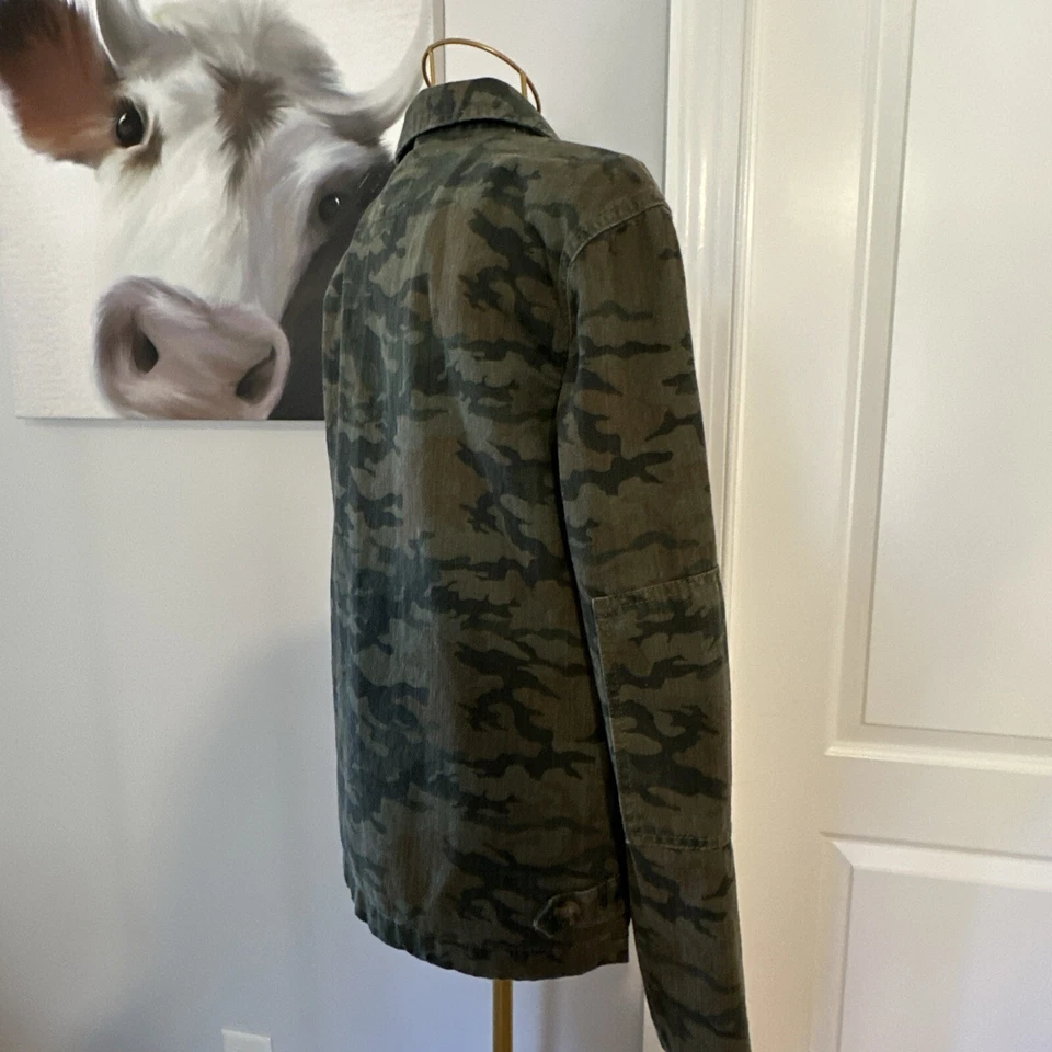 Camisa/chaqueta vaquera SO camuflaje dobladillo crudo abotonada. Mujer Talla Pequeña Foto 4 de 4