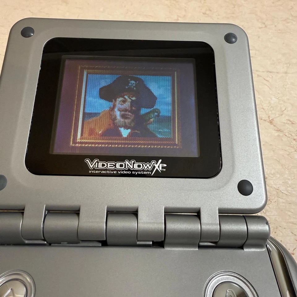 Reproductor portátil Hasbro VideoNow XP 2005 de colección con 6 discos PVD y estuche Foto 2 de 4