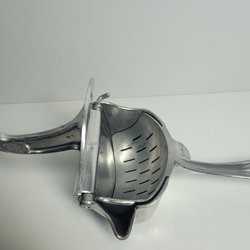 Vintage Wear Ever Aluminum Citrus Juicer Juice Squeezer Strainer Hand Press USA - Picture 6 of 24
