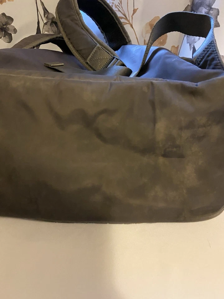 Mochila de viaje Baggallini gris tamaño mediano con varios compartimentos Foto 3 de 4