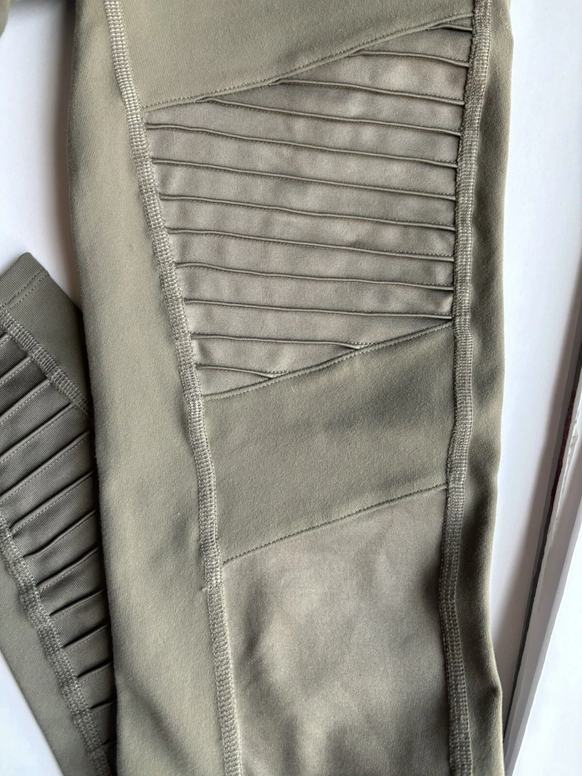 alo-yoga hunter moto amazing condition leggings