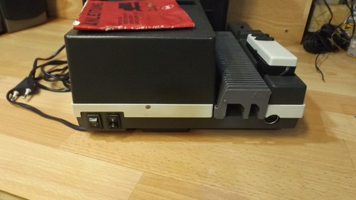Leitz Pradovit RA 150 slide projector & & Remote (fl) - Picture 4 of 7