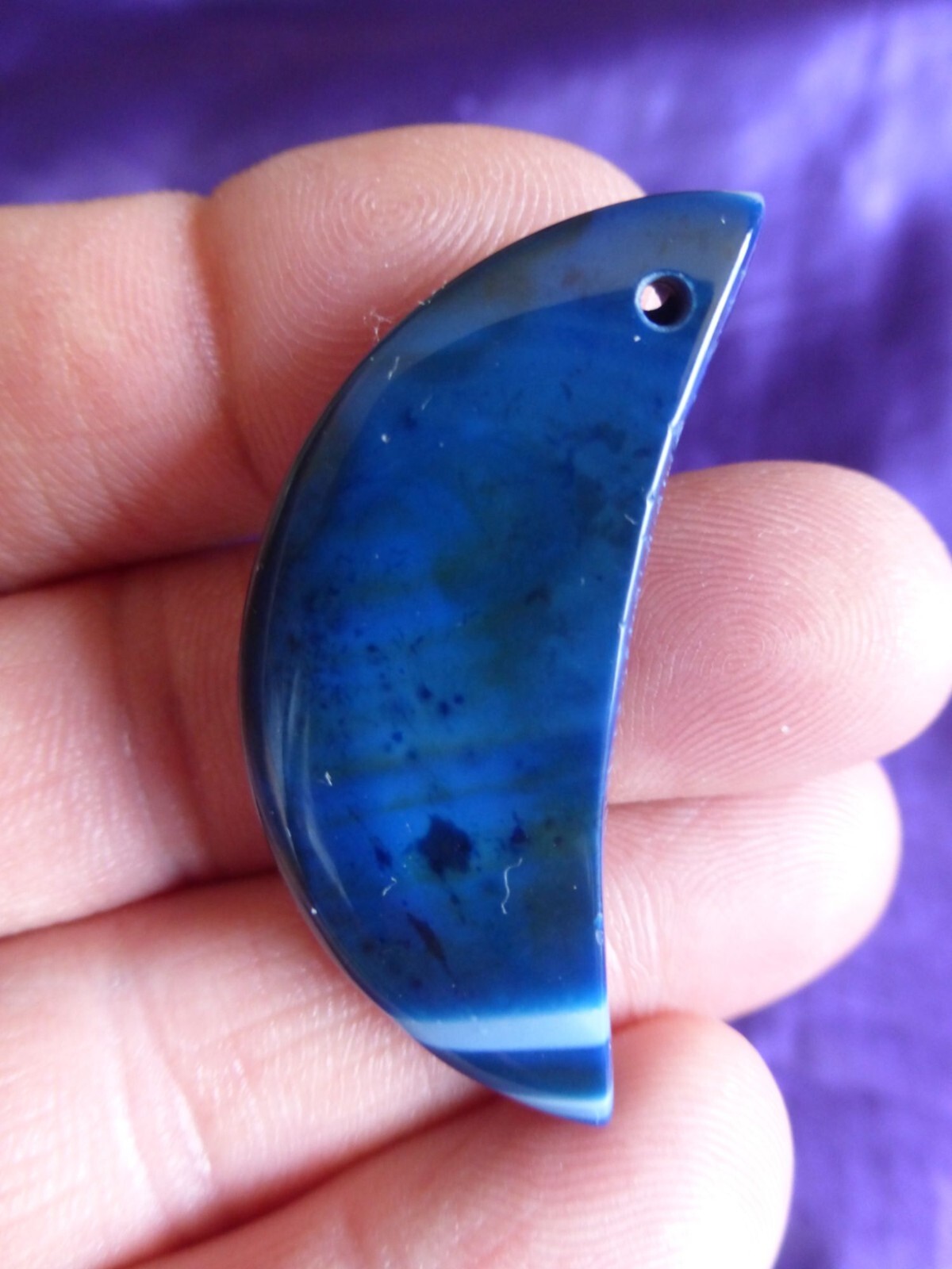 Pendentif croissant de lune en agate bleue pour harmonie intérieure