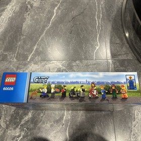 LEGO CITY Town Square 60026 (New Sealed)   SLIGHT DAMAGE