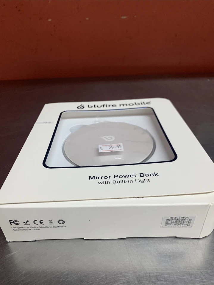 Blufire Mobile~Mirror Power Bank w/Built-in Light/White Espejo c/Luz Incorporada - Image 2 of 4