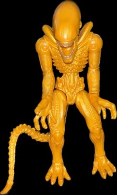 Aliens Warrior Xenomorph Gold Figure 5